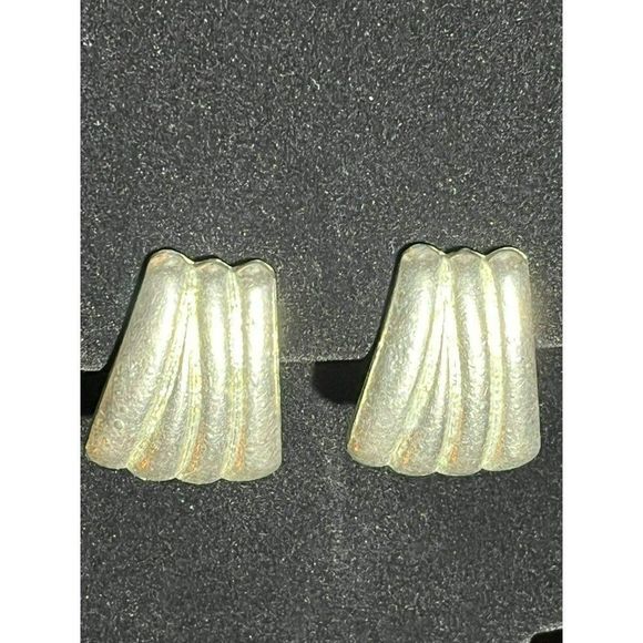 Vintage‎ Textured Clip on Earrings Muted/Brushed Silver Tone Over an Inch Long - Picture 5 of 9